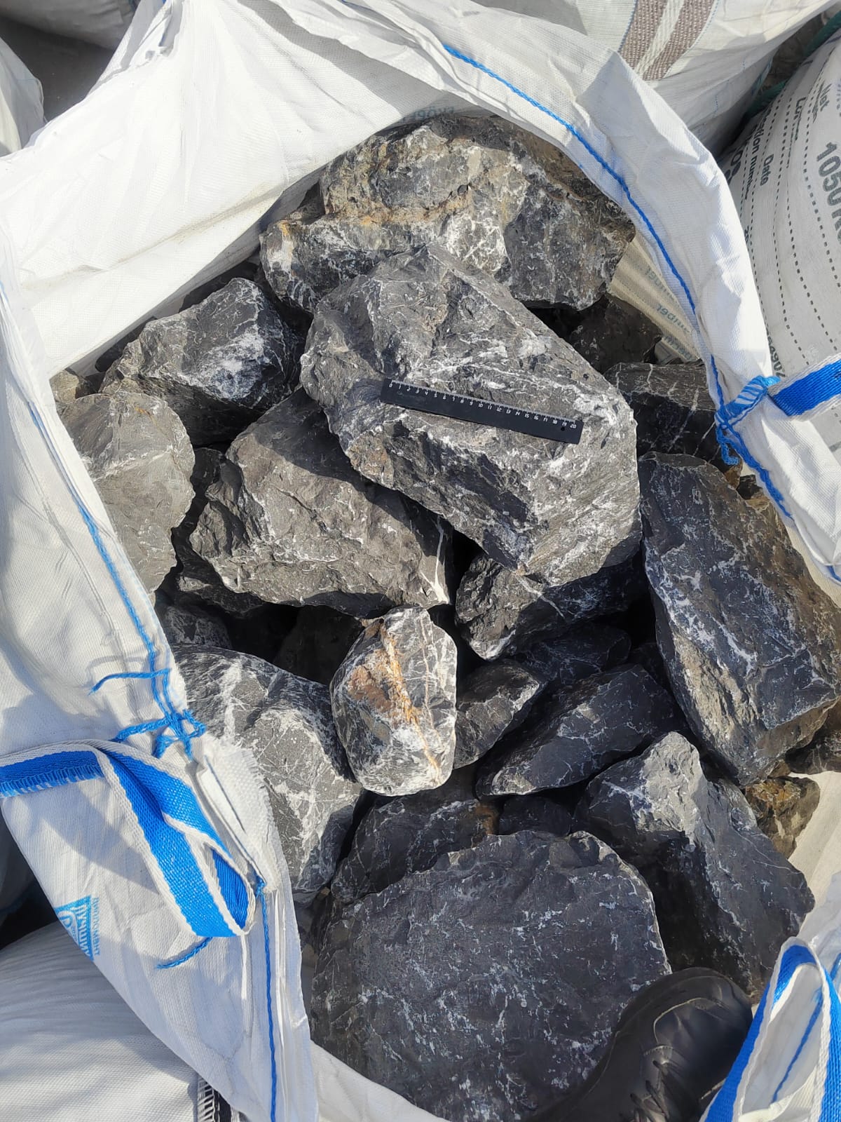  Черный мрамор скальник фр. 100-500 мм.  купить в Сочи мрамор черный белый серый крупный колотый валун ландшафтный 9000 руб/т   фото 