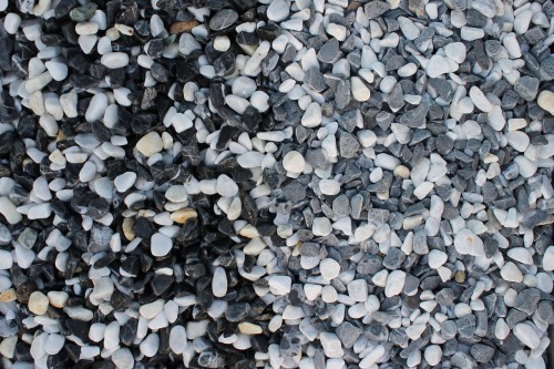  Галька Далматин мраморная (щебень галтованный микс:белый-черный) фр.10-20 мм.  купить  в Сочи мрамор белый, черный окатанные округлые декоративные ландшафтные камни щебня 14500 руб/т   фото 