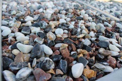  Микс мраморной гальки (щебень галтованный микс:белый-черный-розовый-медовый) фр.10-20 мм.  купить  в Сочи мрамор белый, медовый, черный, розовый мраморный декоративный ландшафтный окатанный округлый галтованный щебень 14500 руб/т   фото 