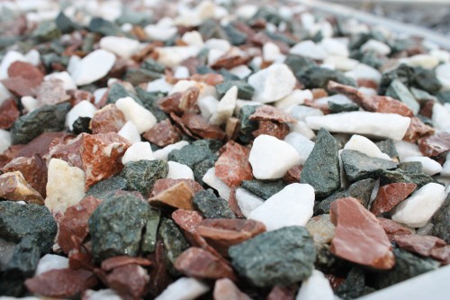  Мраморная крошка (щебень крошка микс: белый-зеленый-розовый) фр. 10-20 мм.  купить  в Сочи мрамор белый, зеленый, розовый декоративный ландшафтный колотый щебень 9500 руб/т   фото 