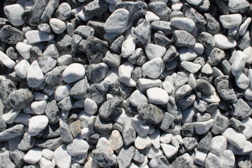  Микс шахматной гальки  (щебень галтованный микс:: белый-черный) фр.20-40 мм  купить  в Сочи мрамор белый, черный мраморный галтованный щебень 14500 руб/т   фото 