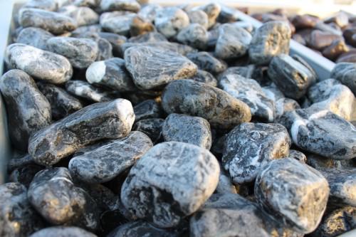  Черная галька (щебень галтованный черный мрамор) фр.20-40 мм.  купить  в Сочи мрамор черный с белыми прожилками мрамор окатанный округлый 13500 руб/т   фото 