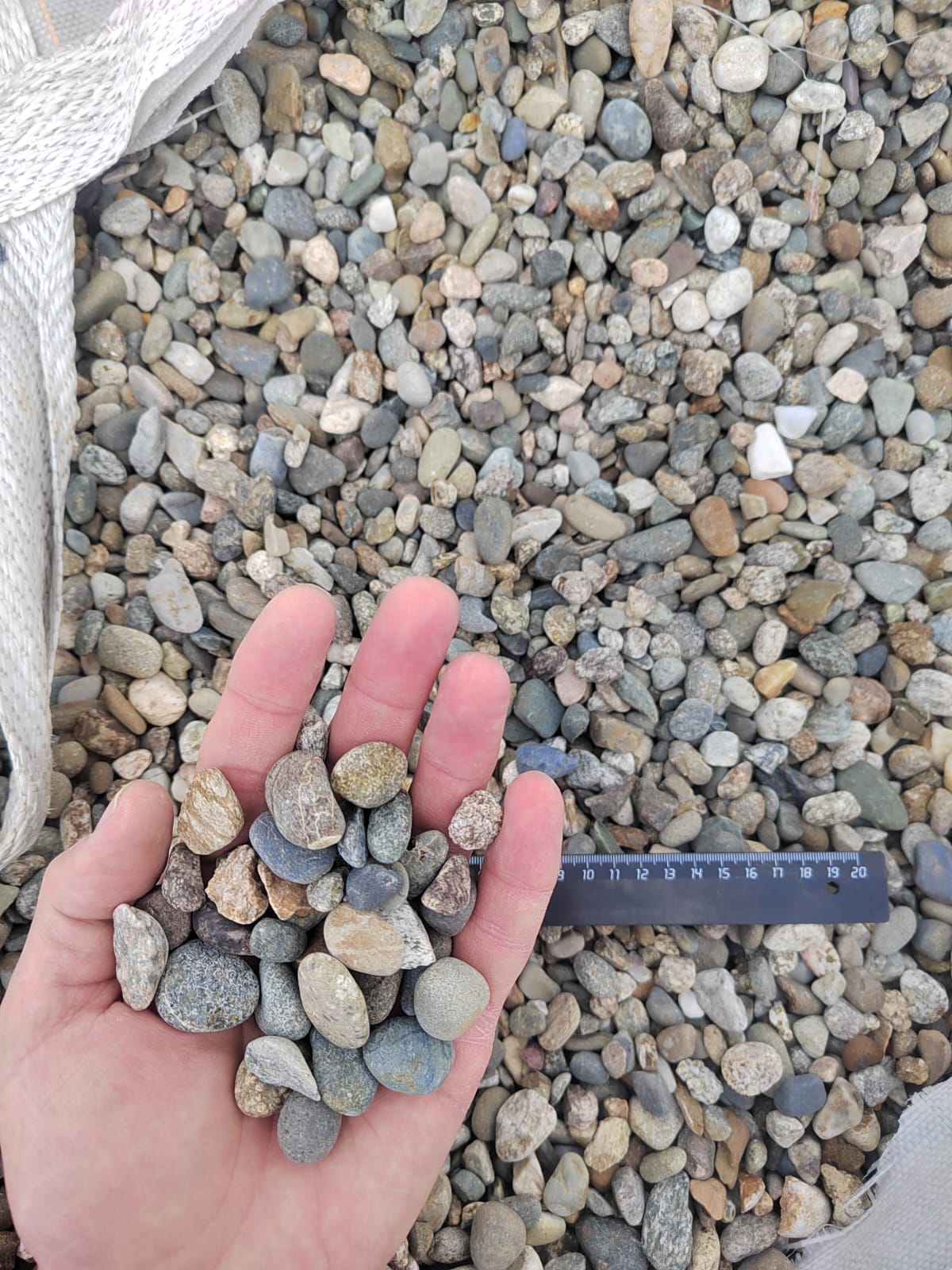  Галька речная окат (серая) фр.10-20 мм купить   в Сочи галька речная серая, серый, темно-серый, светло-серый, коричневый ландшафтная декоративная речная окатанная округлая галька 4000 руб/т   фото 