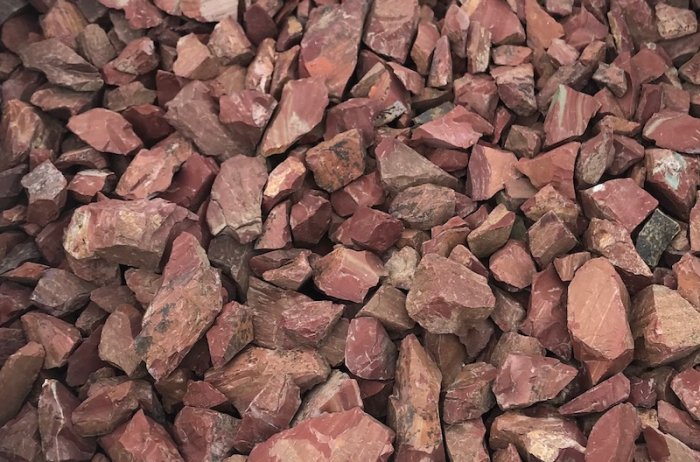  Щебень крошка красный (ЯШМА) фр. 20-40 мм.  купить  в Сочи яшма красный, бордовый декоративный ландшафтный щебень 6 600 руб/т   фото 