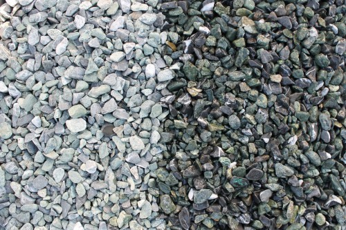  Микс разноцветной гальки  (щебень галтованный микс:зеленый-черный) фр.10-20 мм.  купить  в Сочи мрамор зеленый, черный декоративные ландшафтные окатанные округлые камни щебня 14500 руб/т   фото 