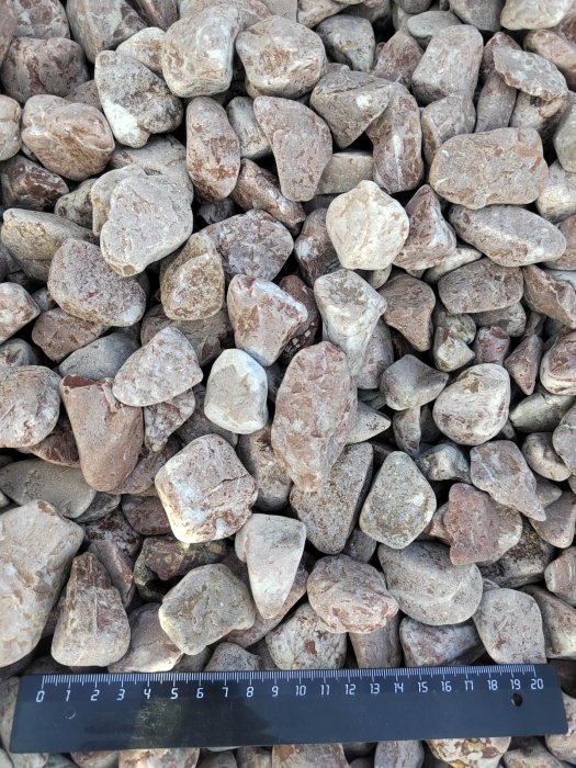 Розовая галька (щебень галтованный розовый) фр.20-40 мм.  купить  в Сочи мрамор розовый, красный оголтованный округлый щебень  13500 руб/т   фото 