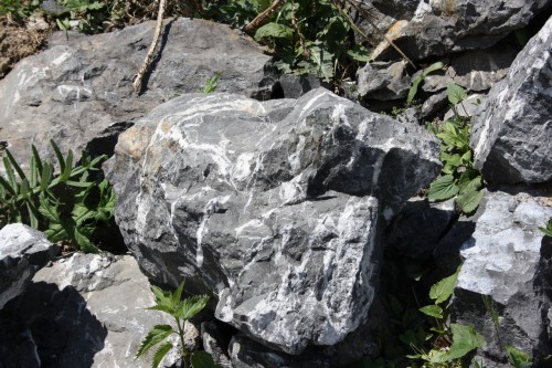  Черный мрамор скальник фр. 1000-1500 мм.  купить в Сочи мрамор черный белый серый крупный колотый валун ландшафтный 9000 руб/т   фото 