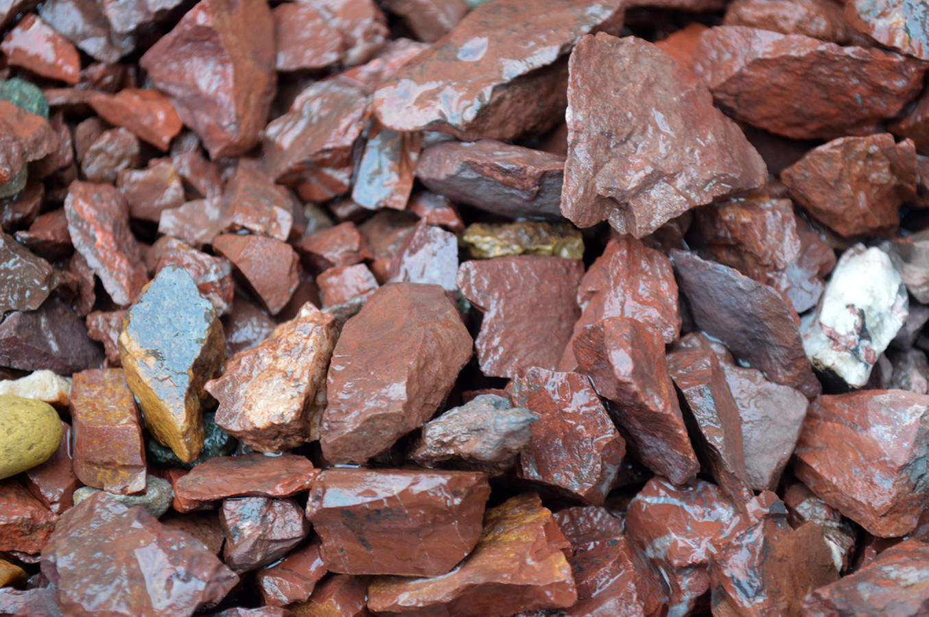  Щебень крошка красный (ЯШМА) фр. 10-20 мм.  купить  в Сочи яшма красный, бордовый, оранжевый, рыжий декоративный каменный ландшафтный щебень колотый 6 600 руб/т   фото 