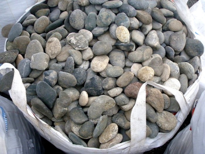  Галька речная плоская (ассорти) фр. 100-200-300 мм купить  в Сочи  галька галечник природный серый, белый темно-серый синий рыжий светло-серый природная галька плоская крупная 5500 руб/т   фото 