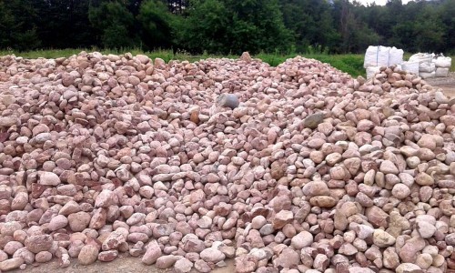  Розовый валунчик фр.100-300 мм.  купить в Сочи крупный природный камень розовый, серый молочный красный речной галечник природный 7850 руб/т   фото 