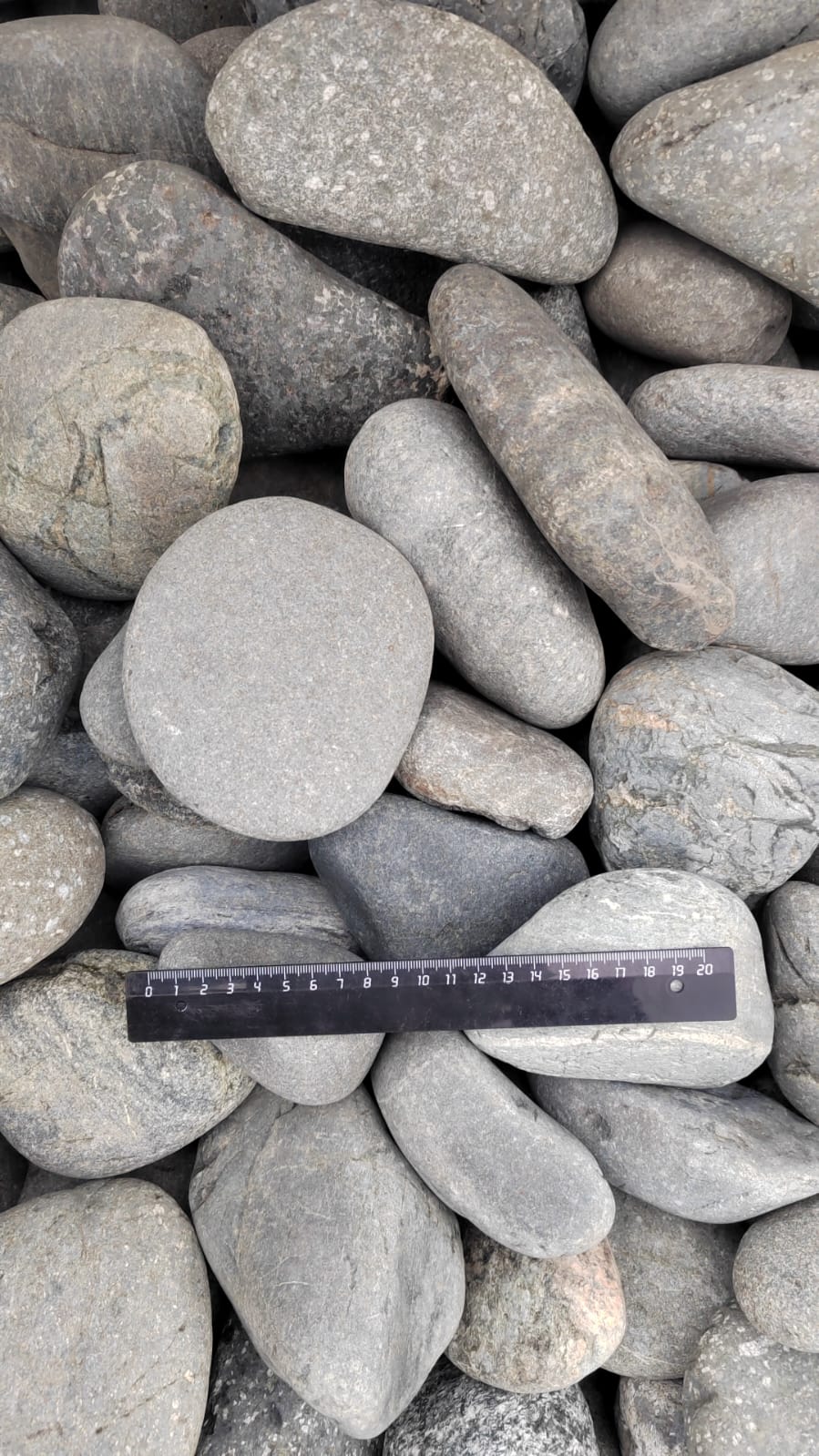 Галька речная окат (темно-серая) фр. 70-150 мм. купить   в Сочи галька речная темно-серая, синяя, серая речная галька округлая  5000 руб/т   фото 