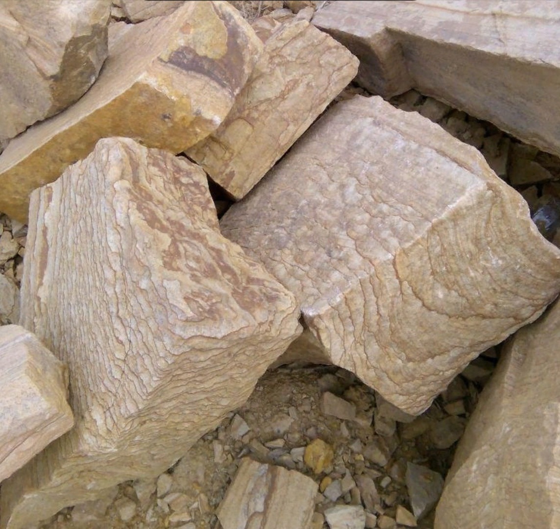 Песчаник пластушка желтый с рисунком (7-15 см)  купить  в Сочи плитняк - пластушка - бут желтый песчаник 8 000 руб/м3   фото 