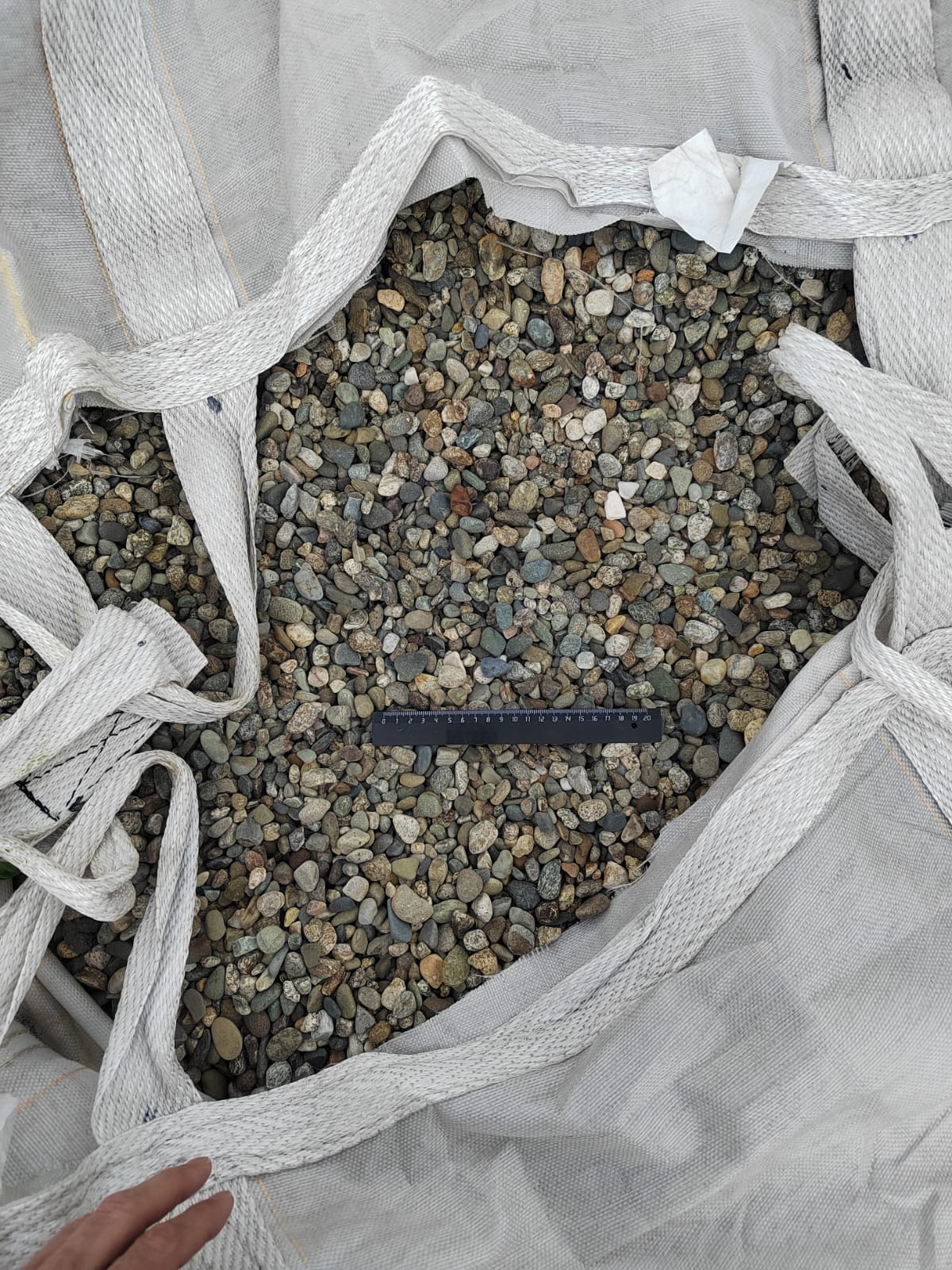  Галька речная окат (серая) фр.10-20 мм купить   в Сочи галька речная серая, серый, темно-серый, светло-серый, коричневый ландшафтная декоративная речная окатанная округлая галька 4000 руб/т   фото 