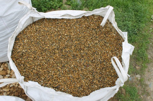  Галька окат (серо-желтая) фр.10-20 мм. купить   в Сочи галька серо-желтая, рыжая, серый речная окатанная округлая галька 4000 руб/т   фото 