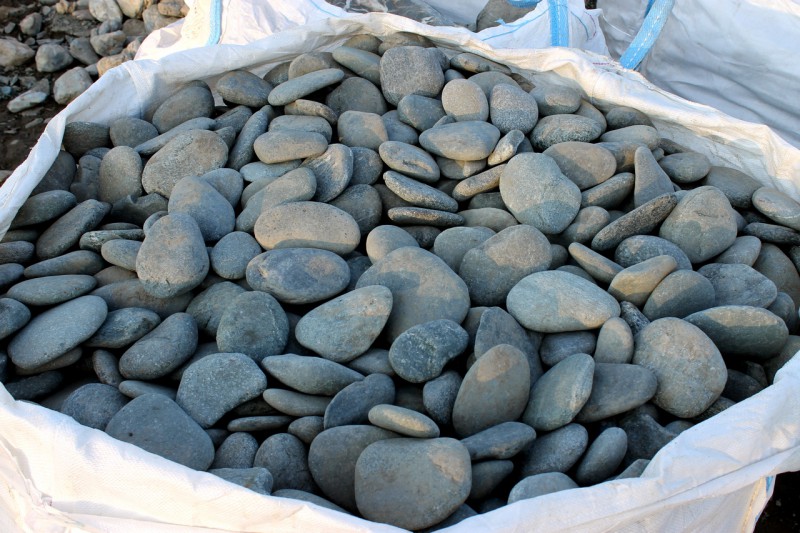 Kamenclub.ru: Галька речная плоская (темно-серая) фр. 70-150 мм. купить   в  Сочигалечник природный темно-серый серый синий речная плоская природная окатанная  7000 руб/т   фото КАМЕНЬ КЛУБ