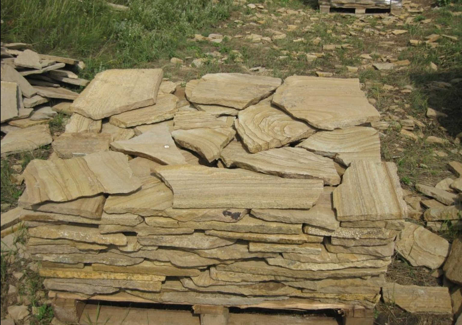 Песчаник пластушка желтый с разводом под дерево (2 см)  купить  в Сочи плитняк желтый с разводами, желтый, рыжий, серый песчаник пластушка рваная ландшафтная 11 000 руб/м3   фото 