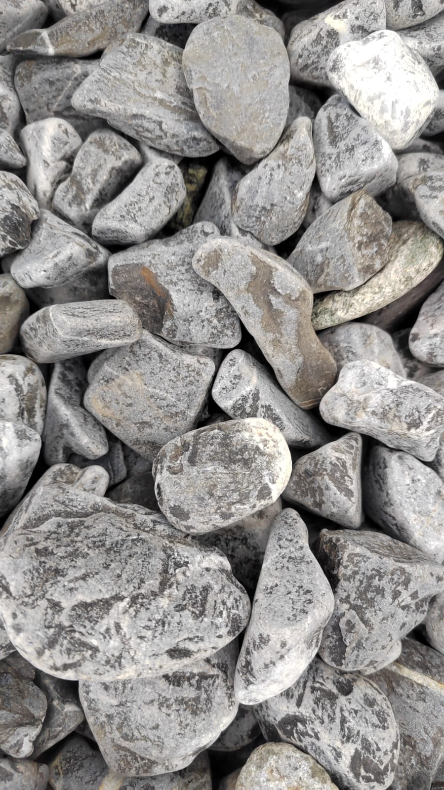  Черная галька (щебень галтованный черный мрамор) фр.40-70 мм.  купить  в Сочи мрамор черный с белыми прожилками, черный, белый щебень галтованный округлый 13500 руб/т   фото 