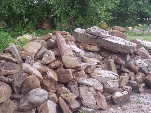 Песчаник декоративный ландшафтный (фр. 300-500 мм)  купить  в Сочи песчаник желтый рыжий серый зеленый валун речной окатанный природный песчаника 4 500 руб/т   фото 