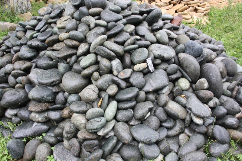  Темно-серый валунчик фр.100-300 мм.  купить в Сочи крупный природный камень серый, темно-серый, светло-серый речная галька большого размера окатанная 4500 руб/т   фото 