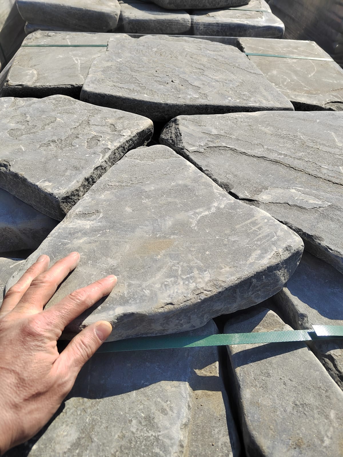 Песчаник пластушка светло-серый (4,0 - 6,0 см)  купить  в Сочи плитняк - пластушка светло-серый песчаник 7 500 руб/м3   фото 