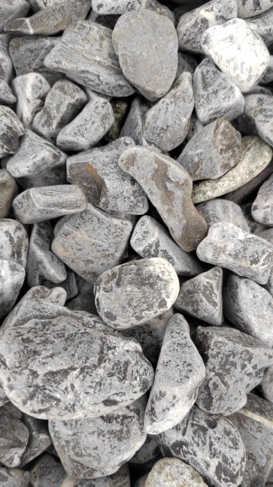 Черная галька (щебень галтованный черный мрамор) фр.40-70 мм.  купить  в Сочи мрамор черный с белыми прожилками, черный, белый щебень галтованный округлый 13500 руб/т   фото 