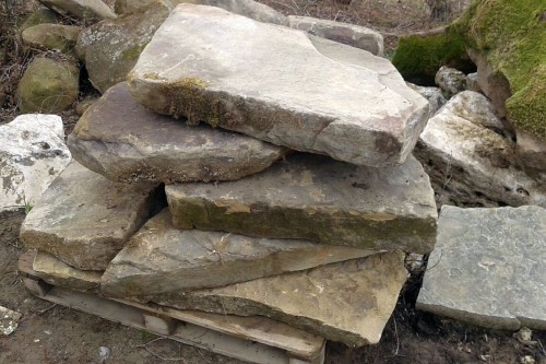  Песчаник плиты - плахи - пошаговые дорожки (фр. 70-150 мм)  купить  в Сочи песчаник серый бежевый желтый зеленый колотый песчаник строительный 6500 руб/т   фото 