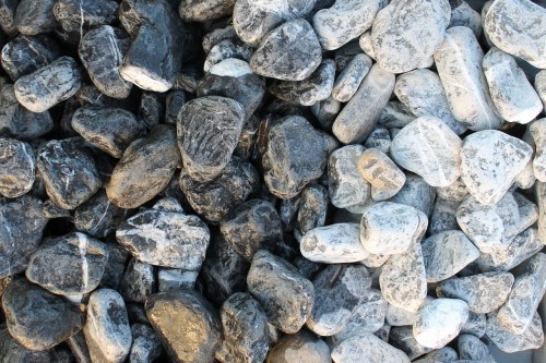  Галька мраморная черная (щебень галтованный черный мрамор) фр. 50-100 мм.  купить  в Сочи мрамор черный с белыми прожилками щебень ландшафтный мраморный 9000 руб/т   фото 