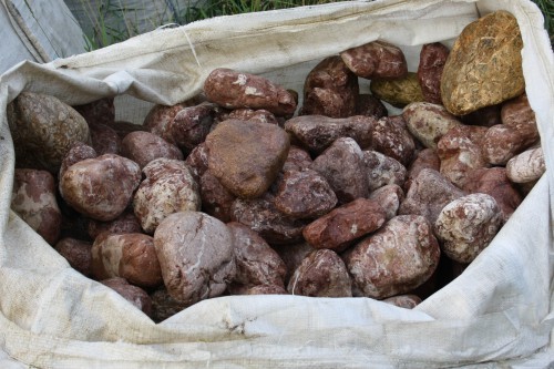  Розовый валунчик фр.100-300 мм.  купить в Сочи крупный природный камень розовый, серый молочный красный речной галечник природный 7850 руб/т   фото 