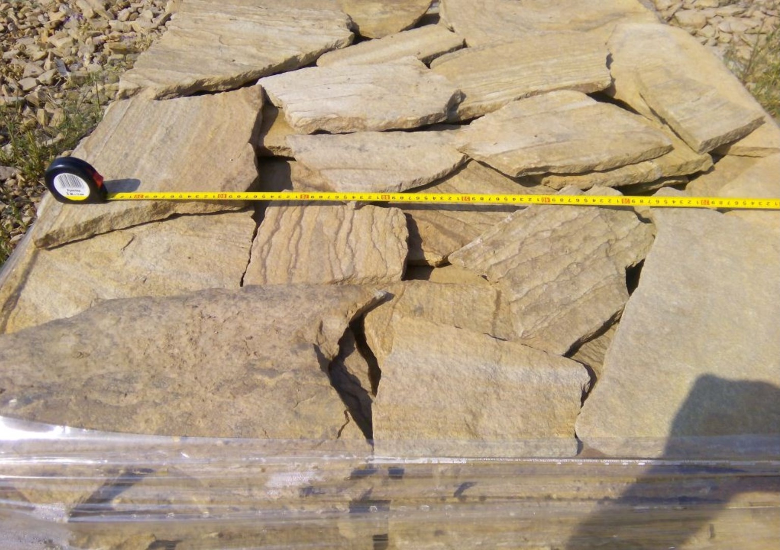 Песчаник пластушка желтый с разводом под дерево (2 см)  купить  в Сочи плитняк желтый с разводами, желтый, рыжий, серый песчаник пластушка рваная ландшафтная 11 000 руб/м3   фото 