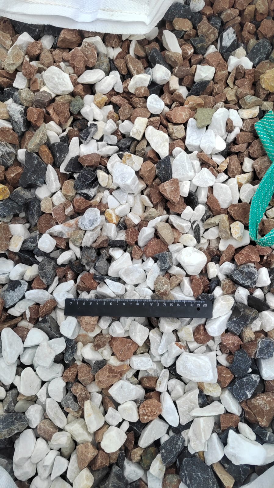  Микс разноцветной гальки (щебень галтованный микс:белый-зеленый-розовый) фр.20-40 мм.  купить  в Сочи мрамор белый, зеленый, розовый мрамор декоративный (галтовка) 14500 руб/т   фото 