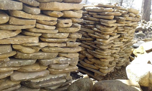 Песчаник колотый для облицовки (фр. 2-3 см)  купить  в Сочи песчаник бежевый серый рыжий песчаник строительный 5000 руб/т   фото 