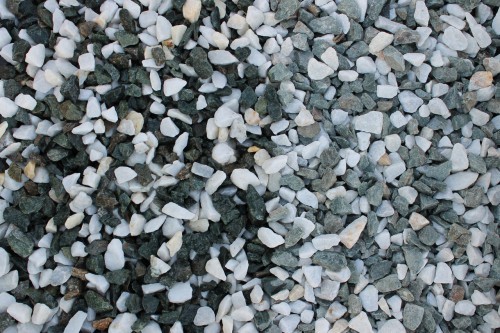  Мраморная крошка (щебень крошка микс: белый-зеленый) фр. 10-20 мм.  купить  в Сочи мрамор белый, зеленый каменная ландшафтная декоративная крошка щебня 9500 руб/т   фото 