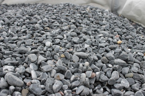  Черная галька с прожилками (галтованный черный мрамор) фр.10-20 мм.  купить  в Сочи мрамор черный с белыми прожилками, черный, белый окатанный округлый ландшафтный декоративный щебень 13500 руб/т   фото 
