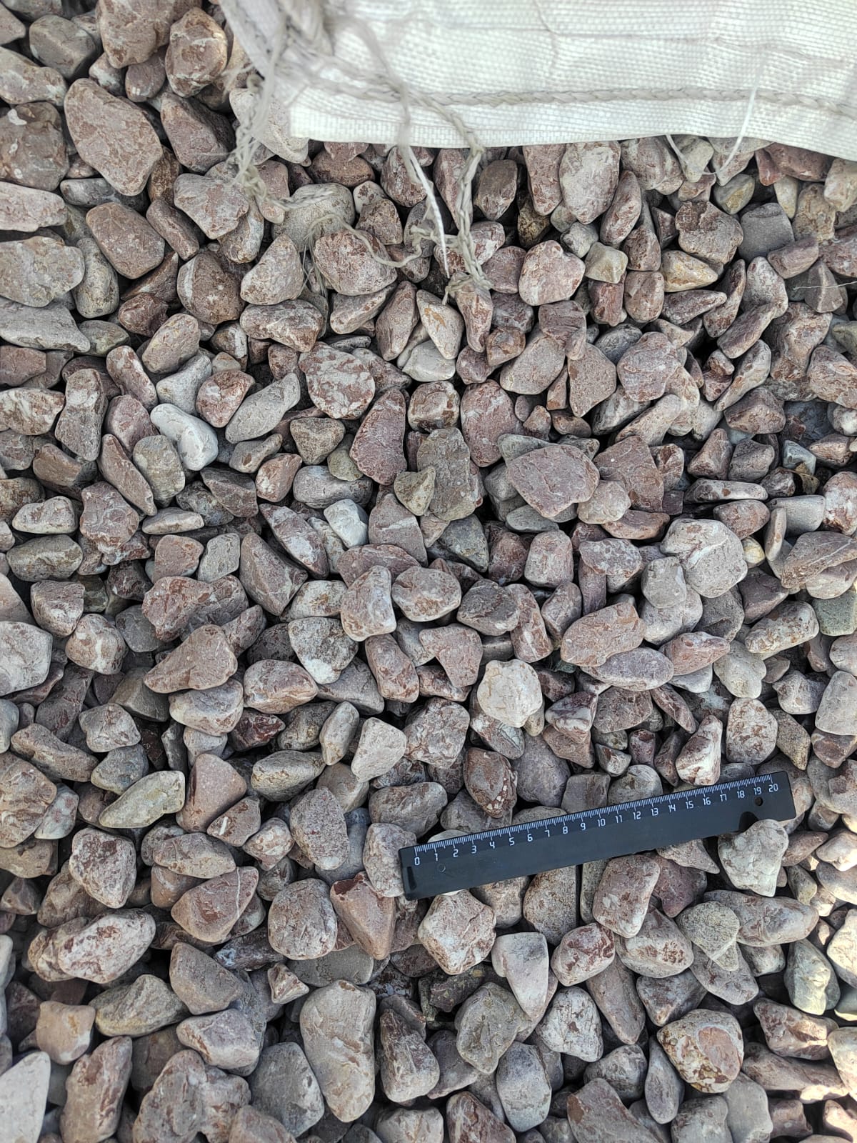  Розовая галька (щебень галтованный розовый) фр.20-40 мм.  купить  в Сочи мрамор розовый, красный оголтованный округлый щебень  13500 руб/т   фото 