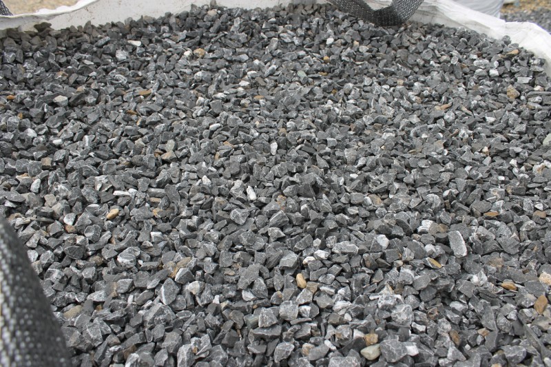  Щебень крошка черный (мрамор) фр. 20-40 мм.  купить  в Сочи мрамор черный с белыми прожилками мраморная каменная крошка 9000 руб/т   фото 