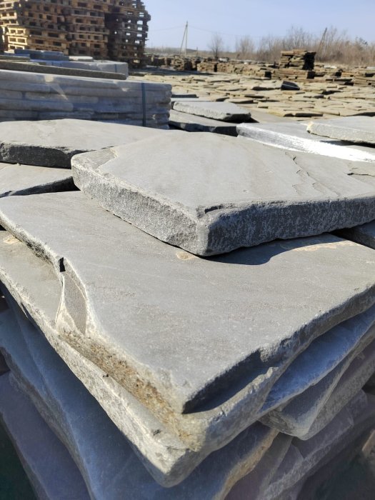  Песчаник пластушка галтованная светло-серая (3,0 см)  купить  в Сочи песчаник светло-серый, серый ландшафтный камень рваный колотый 12 000 руб/м3   фото 