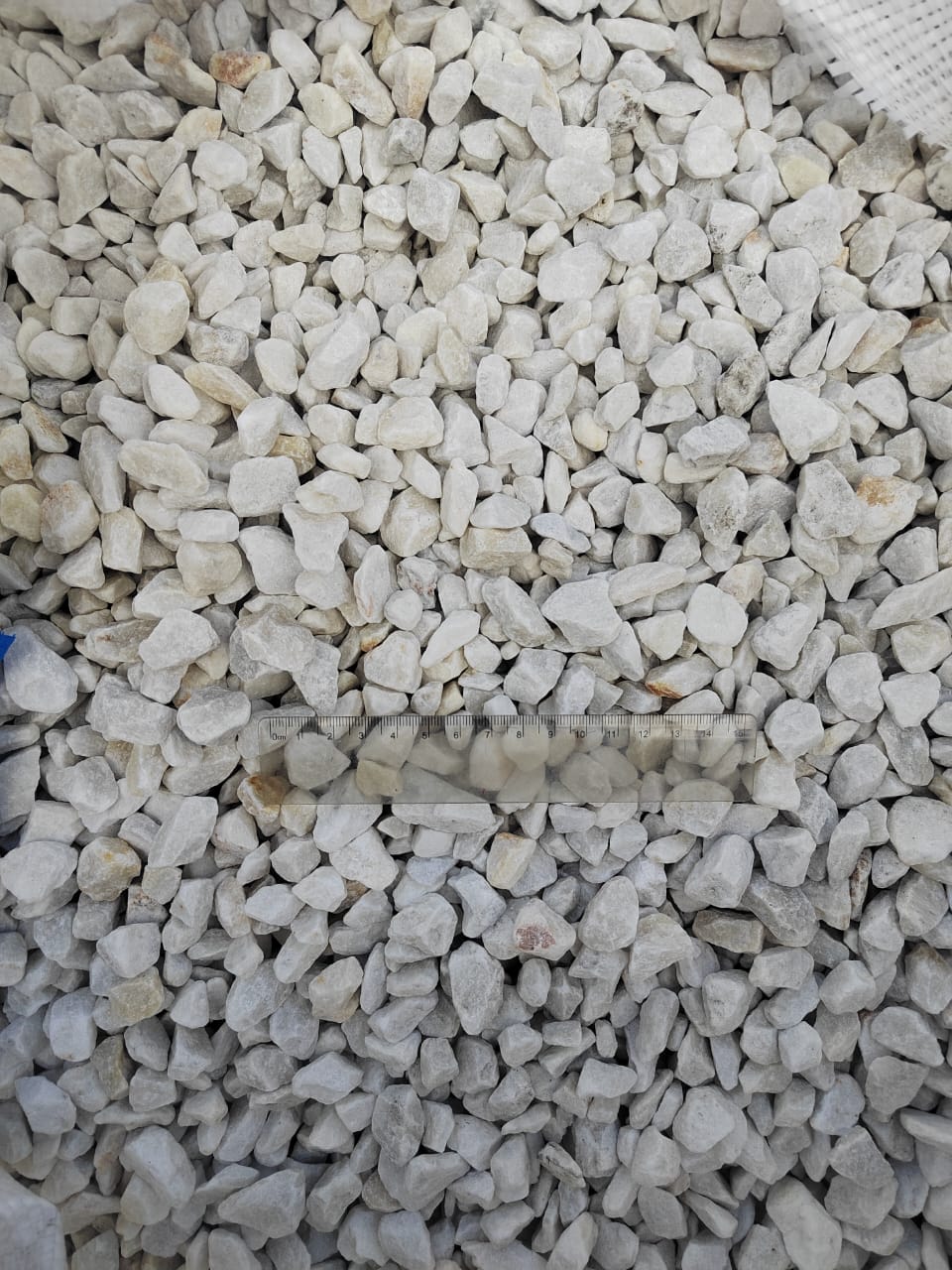  Мраморная крошка, щебень, цвет-белый, фр. 10-20 мм.  купить  в Сочи мрамор белый, молочный айвори каменная ландшафтная декоративная крошка шебня 9500 руб/т   фото 