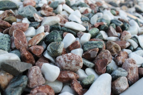  Микс разноцветной гальки (щебень галтованный микс:белый-зеленый-розовый) фр.20-40 мм.  купить  в Сочи мрамор белый, зеленый, розовый мрамор декоративный (галтовка) 14500 руб/т   фото 