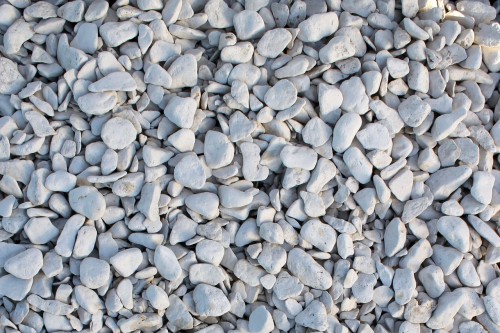 Белая галька мраморная (щебень галтованный белый) фр.40-70 мм.  купить  в Сочи мрамор белый молочный айвори окатанный округлый природный камень 15000 руб/т   фото 