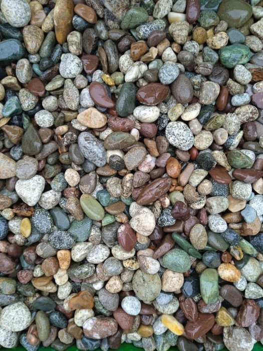  Галька речная окат цветная фр.5-10 мм. купить   в Сочи галька речная белый, серый, красноватый, синий, темно-серый речная окатанная галька декоративная 5000 руб/т   фото 