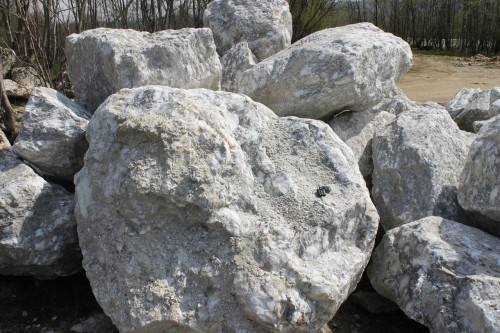  Мраморизированный известняк фр.500-1500 мм.  купить в Сочи    7 000 руб/т   фото 