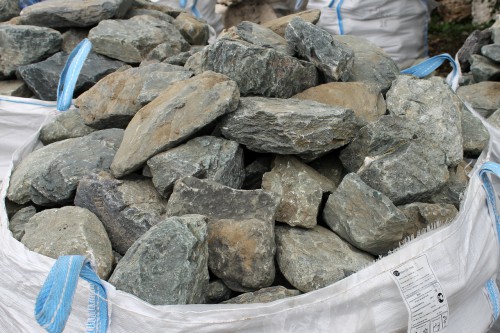 Гранит скальник (серо-зеленый) фр. 100-500 мм.  купить в Сочи гранит зеленый, серый, салатовый крупный ландшафтный валун 6 000 руб/т   фото 