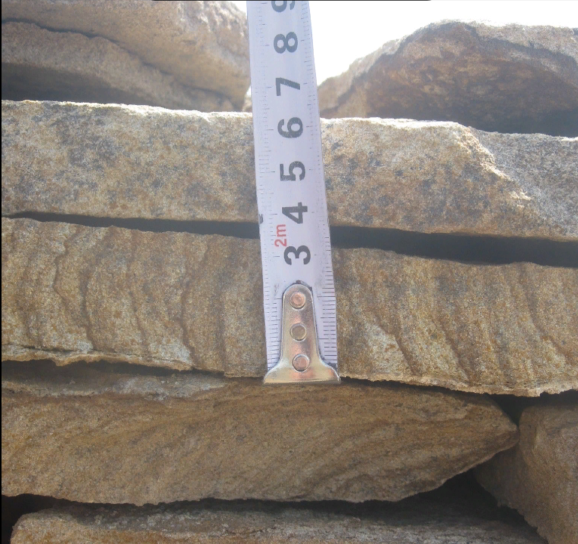 Песчаник пластушка желтый с рисунком (3 см)  купить  в Сочи песчаник желтый с рисунком, рыжий, желтый песчаник пластушка ландшафтная рваная 8 500 руб/м3   фото 