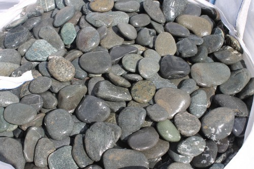 Kamenclub.ru: Галька речная плоская (темно-серая) фр. 100-200-300 мм. купить   в  Сочигалька речная плоская темно-серый, серый, синий речной галечник плоский 6000 руб/т   фото КАМЕНЬ КЛУБ