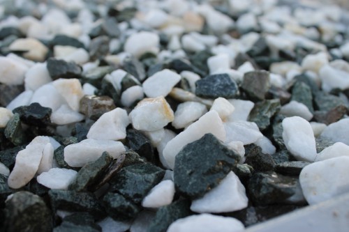  Мраморная крошка (щебень крошка микс: белый-зеленый) фр. 10-20 мм.  купить  в Сочи мрамор белый, зеленый каменная ландшафтная декоративная крошка щебня 9500 руб/т   фото 