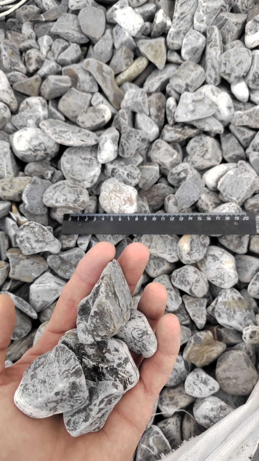  Черная галька (щебень галтованный черный мрамор) фр.40-70 мм.  купить  в Сочи мрамор черный с белыми прожилками, черный, белый щебень галтованный округлый 13500 руб/т   фото 