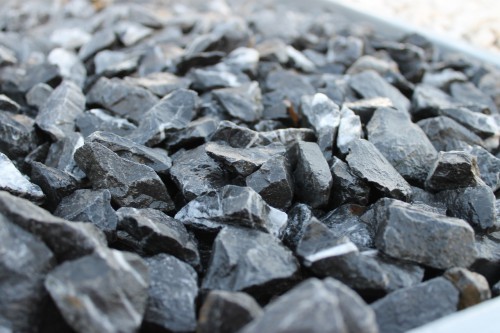  Щебень крошка черный (мрамор) фр. 10-20 мм.  купить  в Сочи мрамор черный с белыми прожилками, черный, белый каменная ландшафтная декоративная крошка щебня 9000 руб/т   фото 