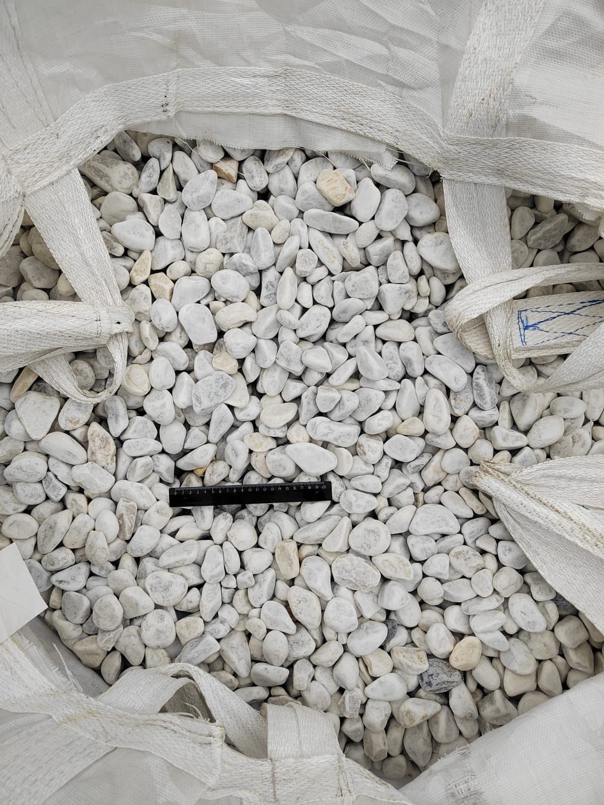  Белая галька мраморная (щебень галтованный белый) фр.40-70 мм.  купить  в Сочи мрамор белый молочный айвори окатанный округлый природный камень 15000 руб/т   фото 