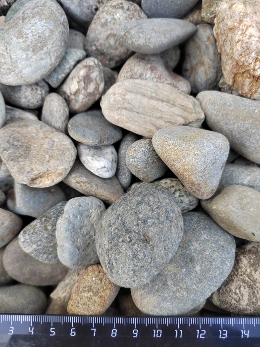  Галька речная окат (серая) фр.40-60 мм купить   в Сочи галька речная серый бежевый рыжий коричневый округлый речной камень 4000 руб/т   фото 
