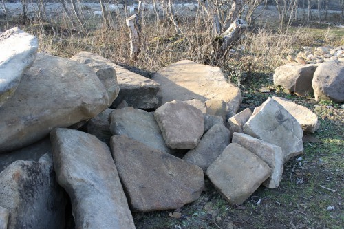 Песчаник плиты - плахи - пошаговые дорожки (фр. 70-150 мм)  купить  в Сочи песчаник серый бежевый желтый зеленый колотый песчаник строительный 6500 руб/т   фото 